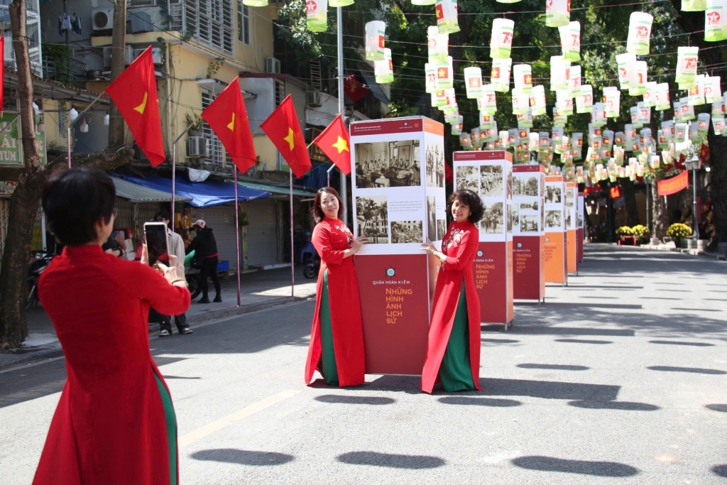 Một trang sử hào hùng của Hà Nội trong triển lãm “Quận Hoàn Kiếm - Những hình ảnh lịch sử”