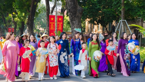 Mãn nhãn với chương trình Carnaval Áo dài “Phụ nữ Thủ đô hội nhập và phát triển”