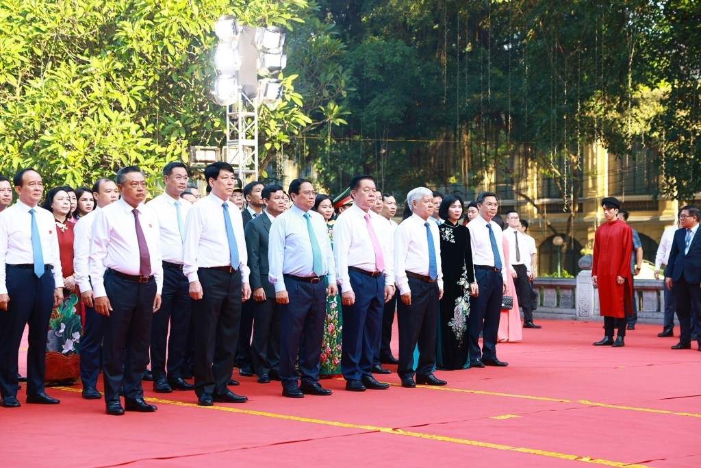 Thủ tướng Phạm Minh Chính, Thường trực Ban Bí thư Lương Cường và các đại biểu dâng hương tại Tượng đài vua Lý Thái Tổ. Ảnh: TTXVN