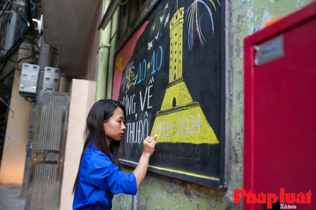 Đoàn thanh niên phường Phương Liên tích cực hoạt động vẽ tranh cổ động trên các bảng tin khu phố. Ảnh: Khánh Huy