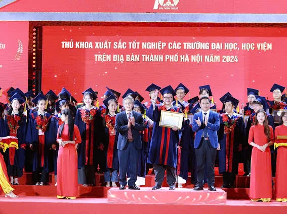 Thủ khoa Nguyễn Trung Hiếu được vinh danh thủ khoa xuất sắc năm 2024.