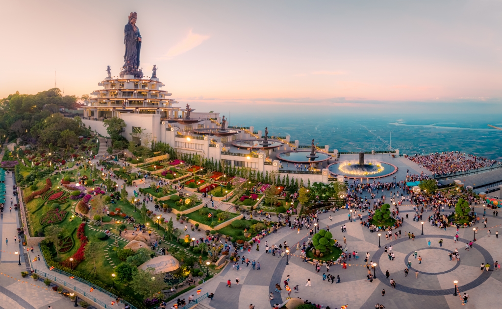 Không gian trên đỉnh núi Bà Đen. Ảnh Sun World Ba Den Mountain