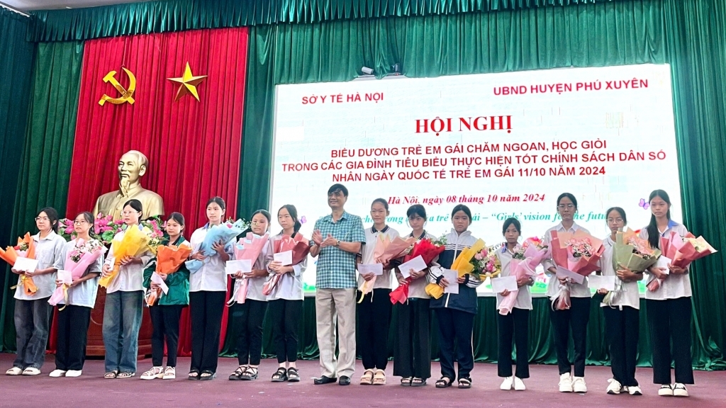 Huyện Phú Xuyên: biểu dương 100 trẻ em gái chăm ngoan học giỏi