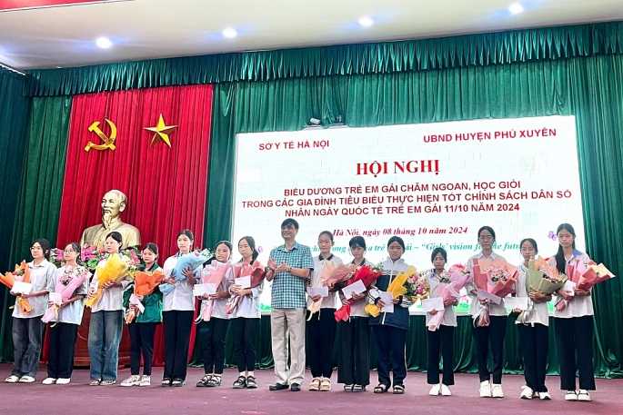 Huyện Phú Xuyên: biểu dương 100 trẻ em gái chăm ngoan học giỏi