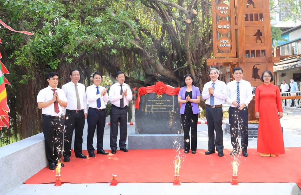 Phó Bí thư Thường trực Thành ủy Hà Nội Nguyễn Thị Tuyến cùng các đồng chí lãnh đạo thành phố Hà Nội thực hiện nghi thức gắn biển công trình cải tạo hạ tầng kỹ thuật, chỉnh trang đô thị khu vực hồ Ngọc Khánh. Ảnh: HNM