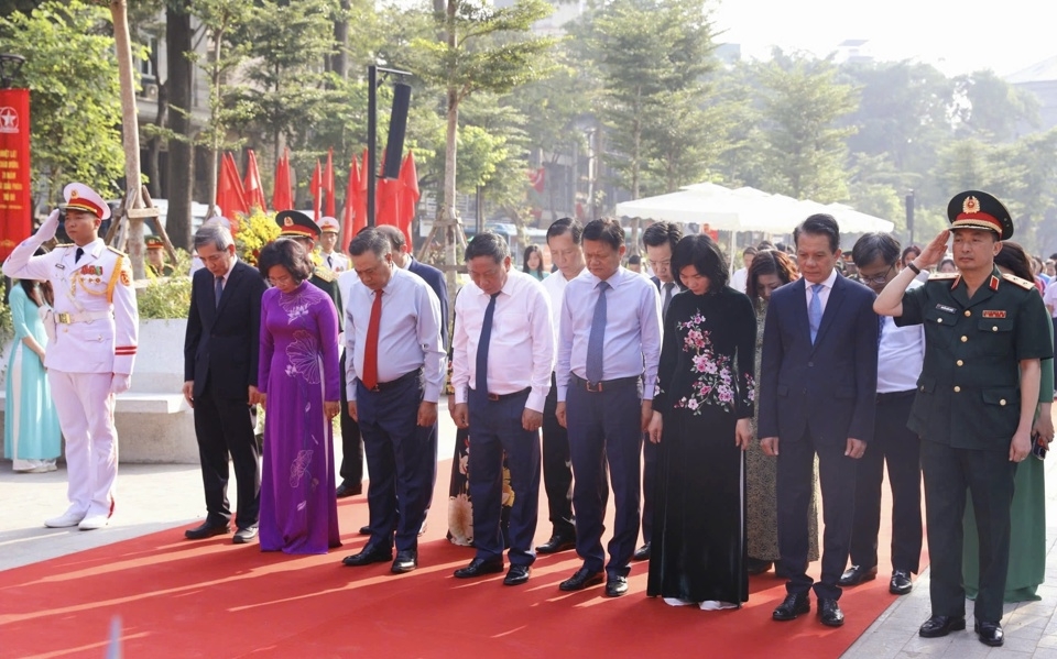 Đoàn đại biểu TP Hà Nội dâng hoa, dâng hương, tưởng niệm tại tượng đài “Quyết tử để Tổ quốc quyết sinh” (Vườn hoa Vạn Xuân, quận Ba Đình).