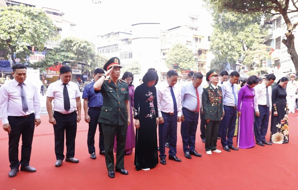 Đoàn đại biểu TP Hà Nội dâng hoa, dâng hương, tưởng niệm tại tượng đài phù điêu “Hà Nội – Mùa đông năm 1946” (bên cạnh chợ Đồng Xuân, quận Hoàn Kiếm).