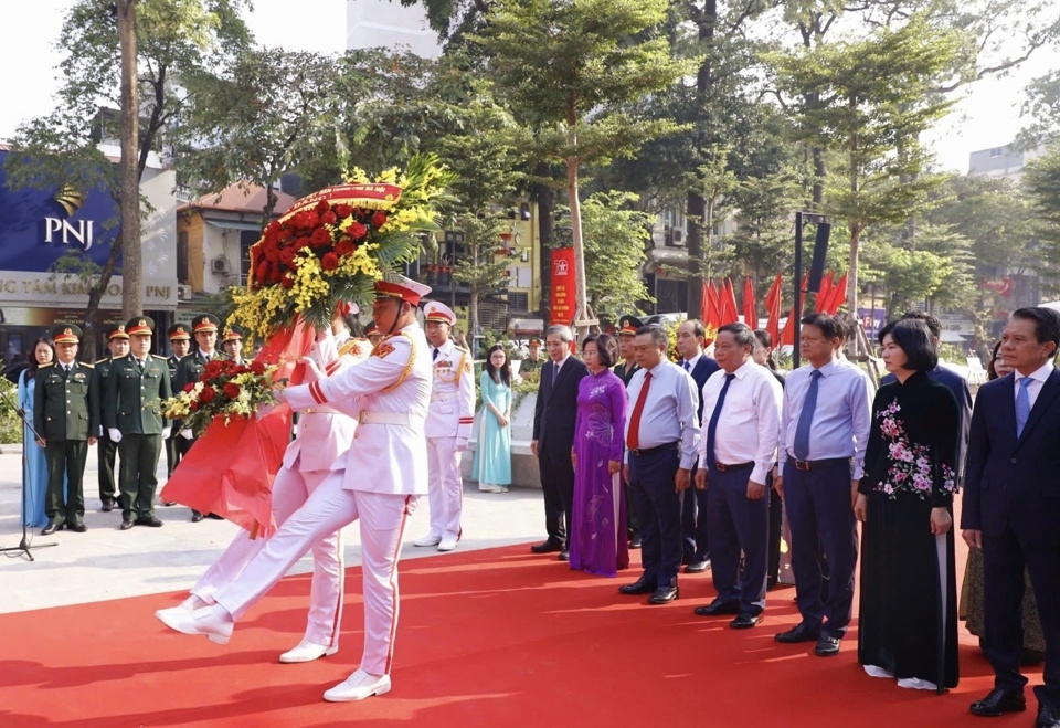 Đoàn đại biểu TP Hà Nội dâng hoa, dâng hương, tưởng niệm tại tượng đài “Quyết tử để Tổ quốc quyết sinh” (Vườn hoa Vạn Xuân, quận Ba Đình).