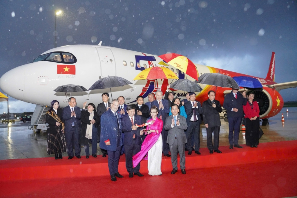 Tổng Bí thư, Chủ tịch nước Việt Nam Tô Lâm chứng kiến Airbus bàn giao tàu bay A321 mang hình ảnh biểu tượng kỷ niệm 50 năm quan hệ ngoại giao Việt Nam - Pháp cho Vietjet