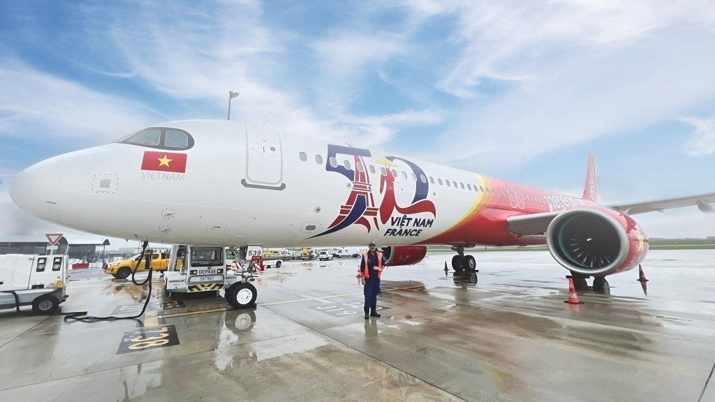 Airbus và Vietjet bàn giao tàu bay mới mang hình ảnh kỷ niệm 50 năm quan hệ ngoại giao Việt Nam - Pháp