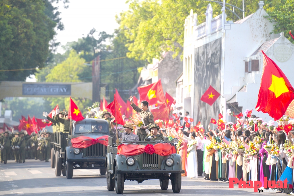 Màn thực cảnh tái hiện hình ảnh Thị trưởng Hà Nội, bác sĩ Trần Duy Hưng trên xe dẫn đầu đoàn quân Giải phóng tiến vào Hà Nội ngày 10/10/1954 trong sự hân hoan chào đón của người dân Thủ đô. Ảnh: Khánh Huy