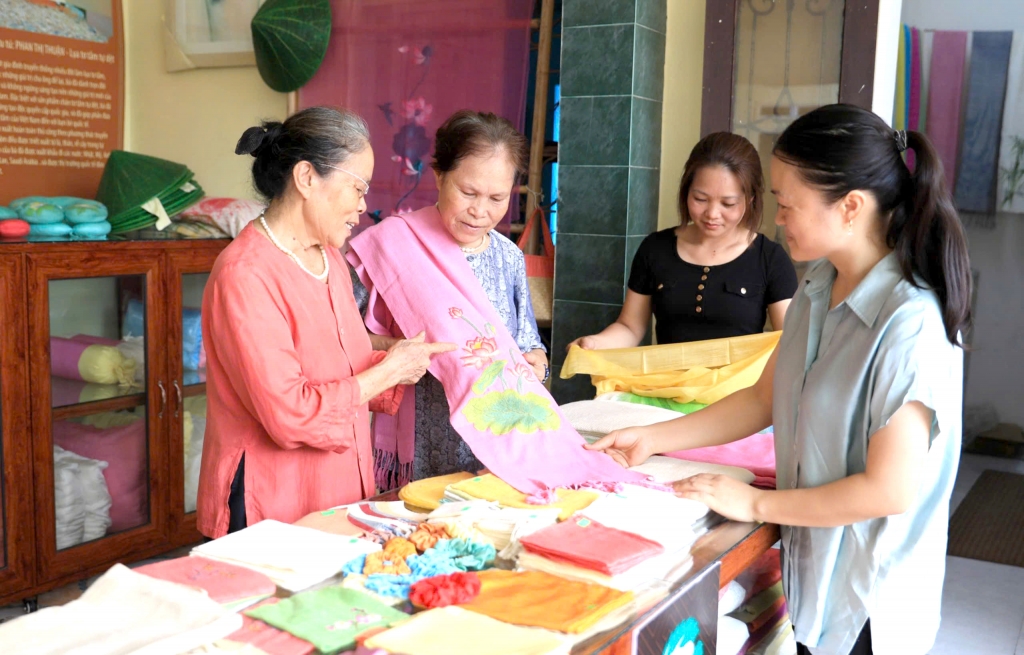 Góp phần xây dựng Hà Nội thành một trung tâm kinh tế hiện đại