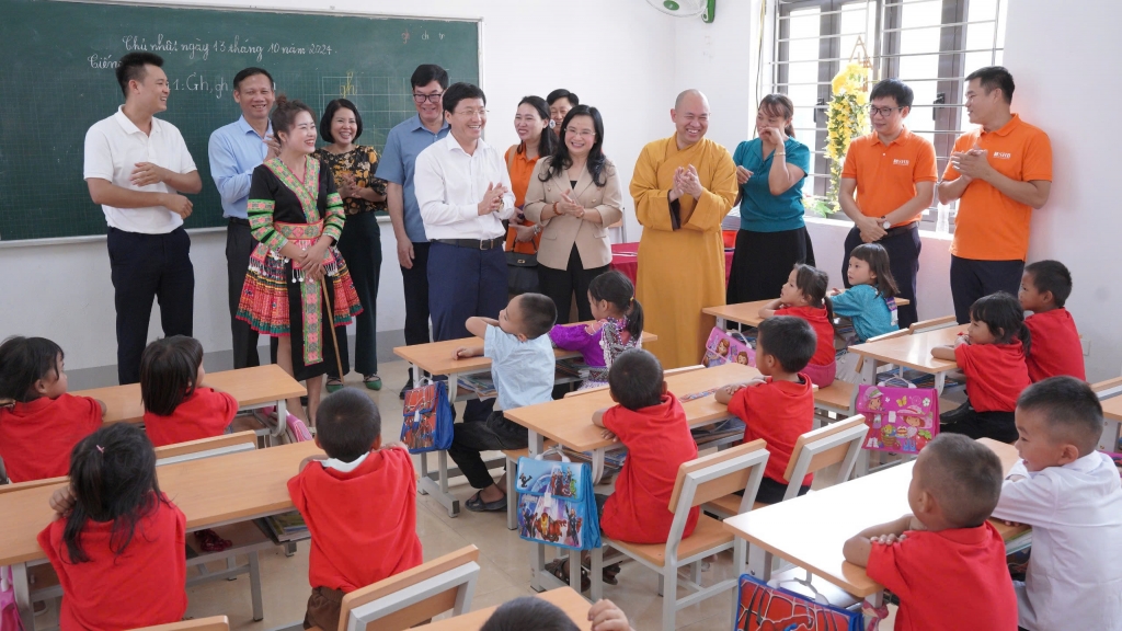 Lớp học khang trang đón các em học sinh trong năm học mới, mang đến cho các em thêm nhiều động lực đến trường, tìm hiểu, khám phá tri thức