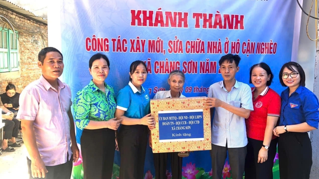 Hoàn thành cho hộ nghèo, hộ cận nghèo vay xây dựng, sửa chữa nhà ở