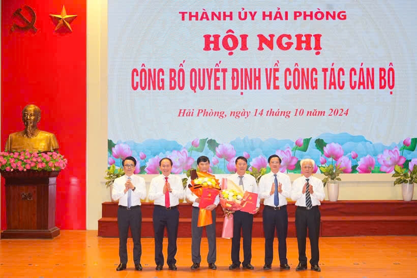 Lãnh đạo Thành ủy Hải Phòng trao Quyết định cho ông Phùng Văn Thanh bà ông Đào Văn Ninh