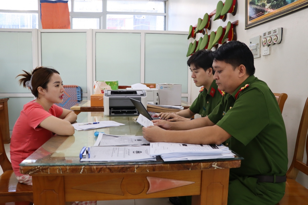 Cán bộ điều tra Cơ quan Cảnh sát điều tra Công an tỉnh Quảng Ninh lấy lời khai đối tượng Nguyễn Thị Hồng. Ảnh: CQCA