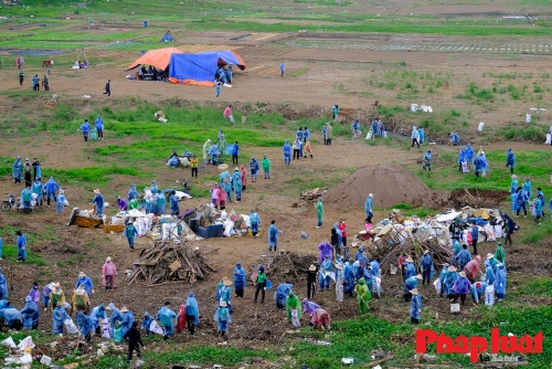 Hàng trăm tình nguyện viên đội mưa rét làm sạch sông Hồng