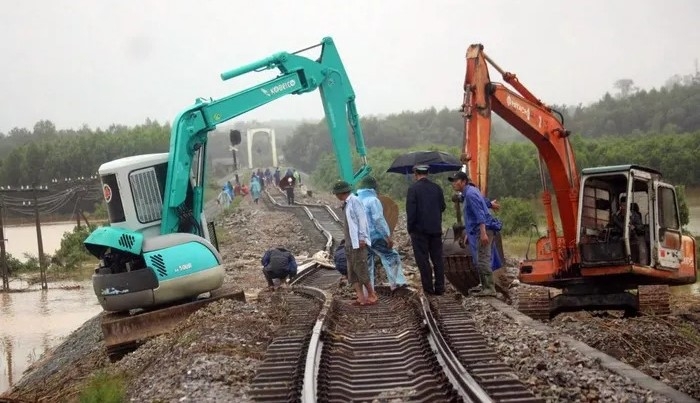 Ngành đường sắt đang khẩn trương khắc phục sự cố trên tuyến Đường sắt Bắc – Nam, đoạn qua huyện Vĩnh Linh, tỉnh Quảng Trị để sớm thông tuyến trở lại. Ảnh: VOV