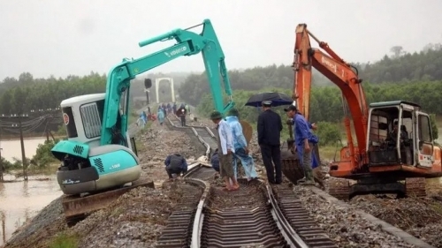 Chuyển tải an toàn hơn 2.400 hành khách đường sắt bằng ô tô do ảnh hưởng của bão số 6