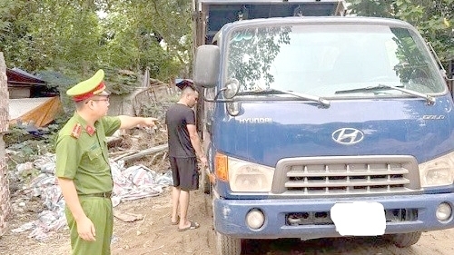 Hành vi đổ trộm rác thải ra môi trường có bị xử lý hình sự không?