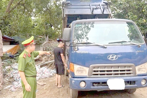 Xe ô tô đổ trộm phế thải xây dựng tại địa bàn phường Xuân La, quận Tây Hồ, Hà Nội Ảnh: CQCA