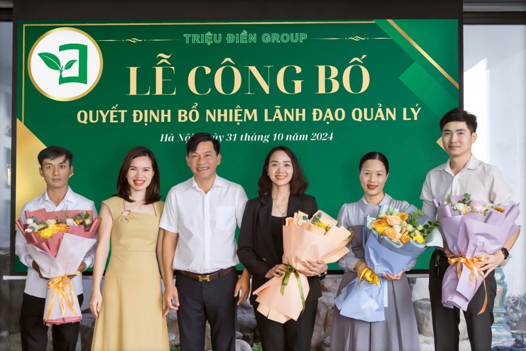 Ông Huỳnh Quang Vinh, Chủ tịch Triệu Điền Group tặng hoa cho các cá nhân được bổ nhiệm giữ các chức danh lãnh đạo, quản lý của doanh nghiệp.