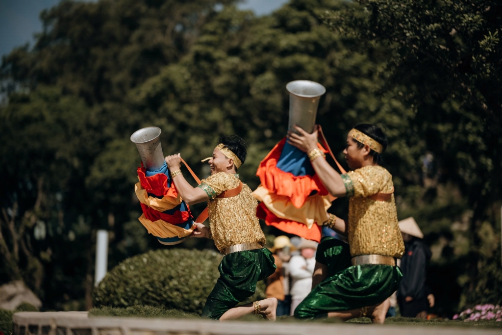 Múa trống Chhay dăm- di sản văn hoá của người Khmer được trình diễn trên núi Bà Đen. Ảnh: Sun World Ba Den Mountain