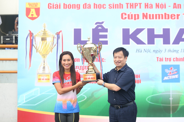 Đại sứ thương hiệu Number 1 cùng Ông Nguyễn Thanh Bình - Trưởng Ban Biên tập An ninh Thủ đô - Trưởng BTC giải nâng cúp vô địch tượng trưng