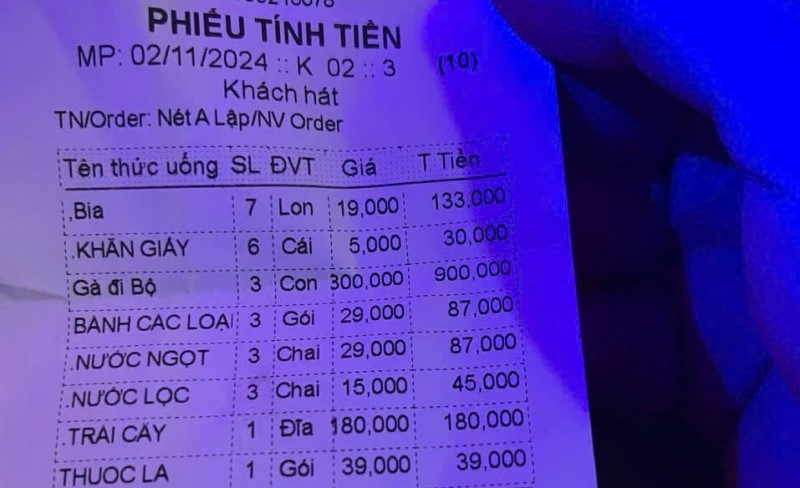 Hóa đơn thanh toán có món “gà đi bộ” với giá 300.000 đồng/con. Ảnh: CQCA