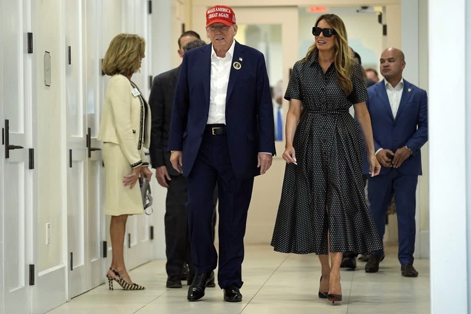 Cựu Tổng thống Mỹ Donald Trump và phu nhân Melania Trump xuất hiện tại một điểm bầu cử ở thành phố Palm Beach, bang Florida (Mỹ). Ảnh: X