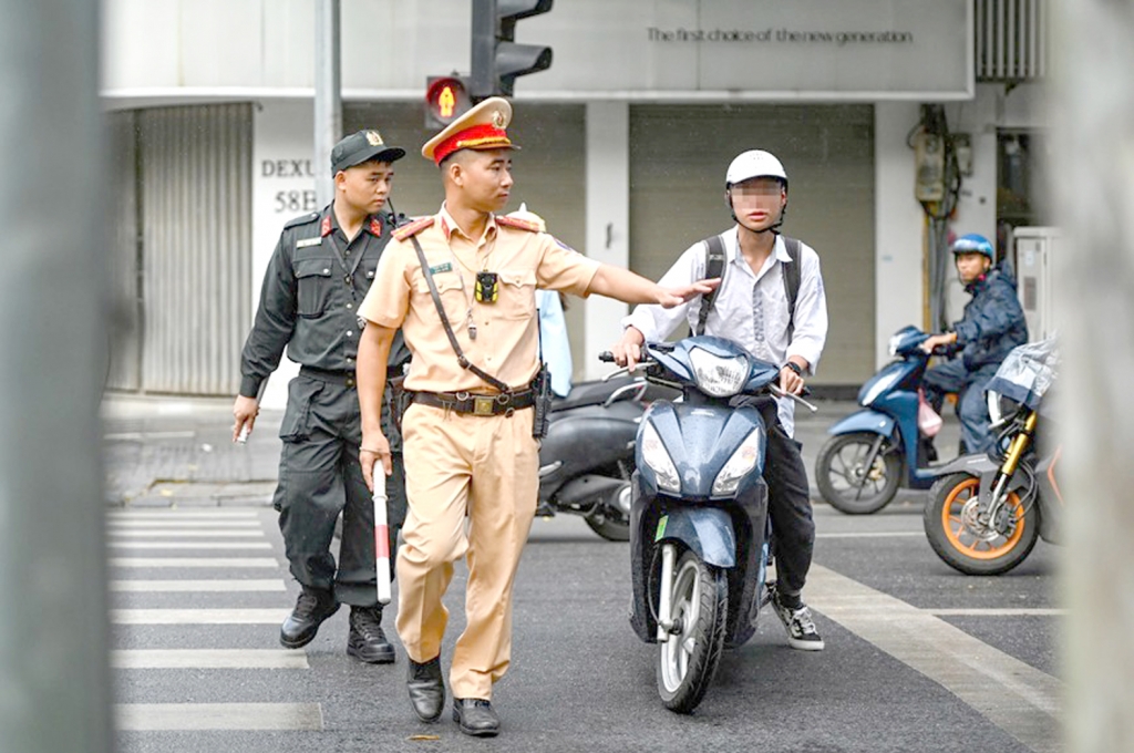 Tổ công tác đặc biệt Công an Thành phố tăng cường xử lý nghiêm các trường hợp học sinh vi phạm. Ảnh: CQCA