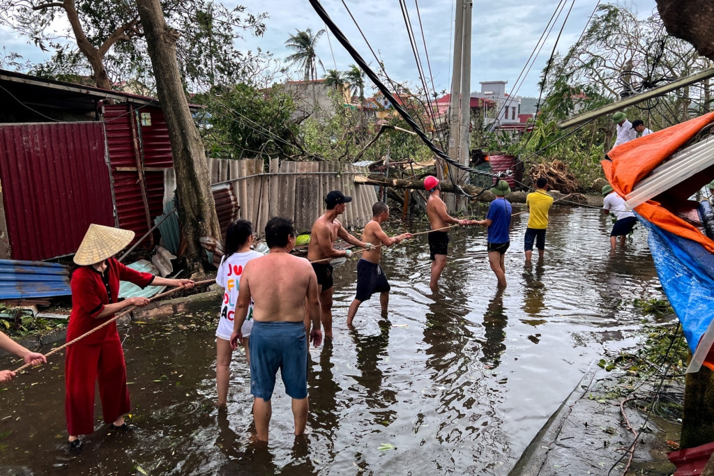 Philippines sơ tán khẩn cấp, chuẩn bị đối phó với cơn bão Yinxing