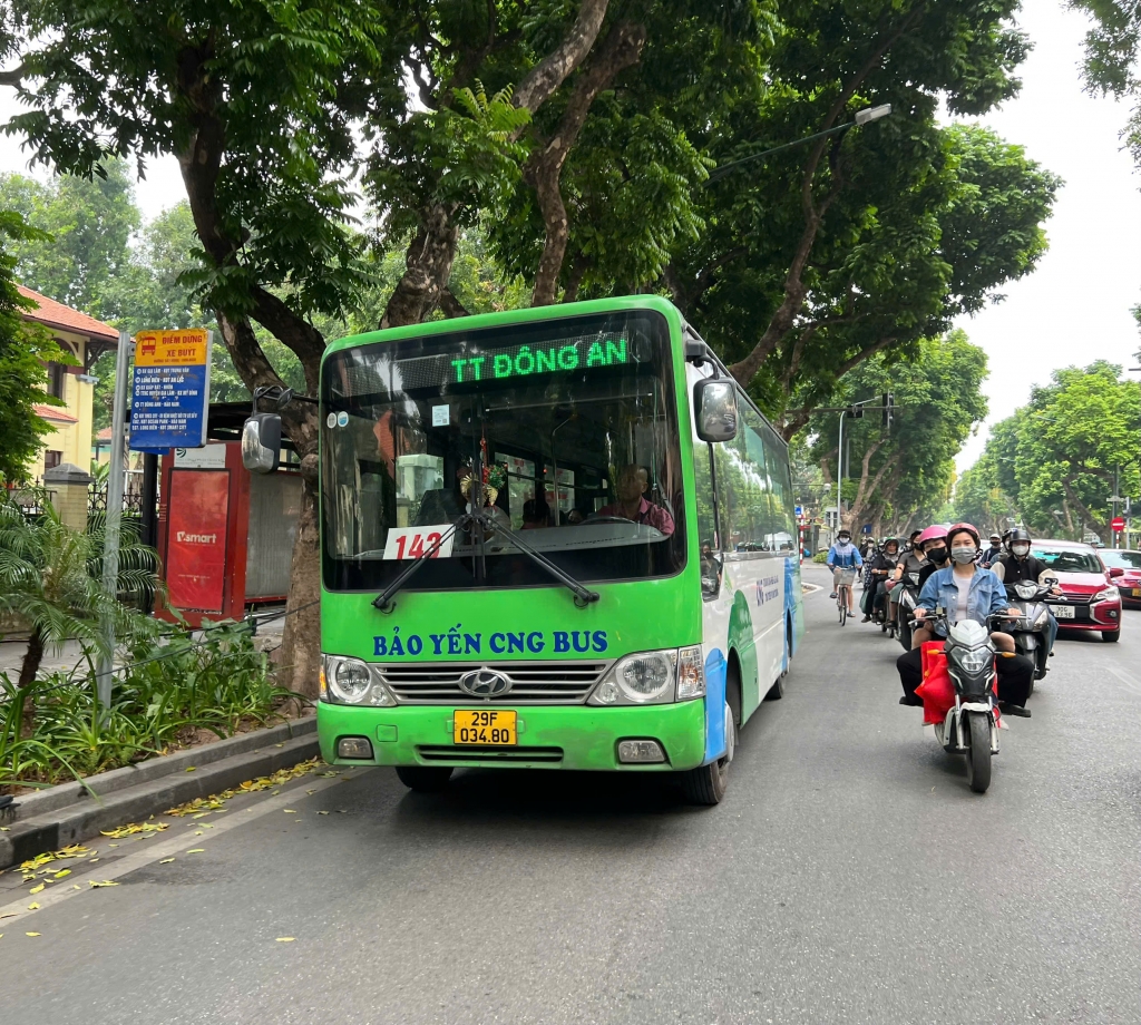 Các phương tiện giao thông công cộng như xe buýt và tàu điện ngầm có khả năng vận chuyển số lượng lớn hành khách, từ đó giảm số lượng xe cá nhân lưu thông trên đường. Ảnh: Vân Lê