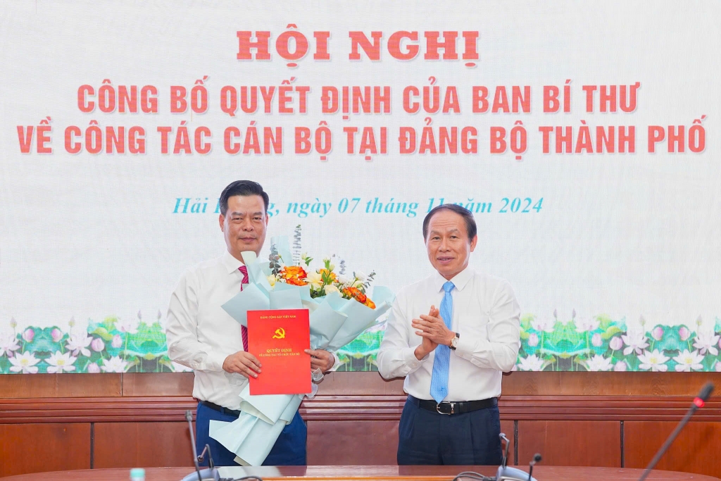 Bí thư Thành ủy Lê Tiến Châu trao quyết định và tặng hoa cho ông Phạm Văn Thép. Ảnh: Cổng TTĐT Hải Phòng