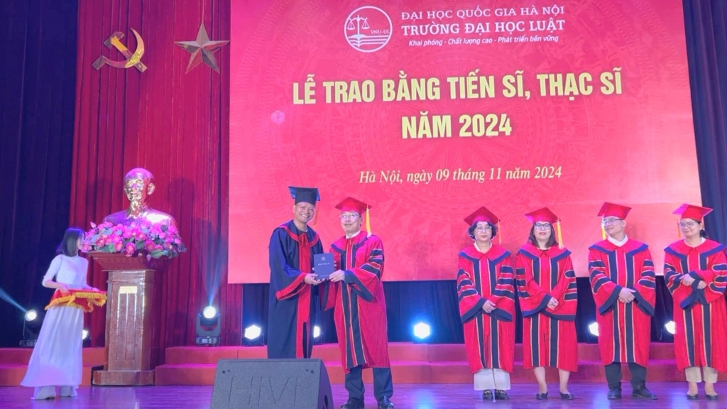 Trường Đại học Luật long trọng tổ chức trao bằng tiến sĩ, thạc sĩ cho gần 350 học viên