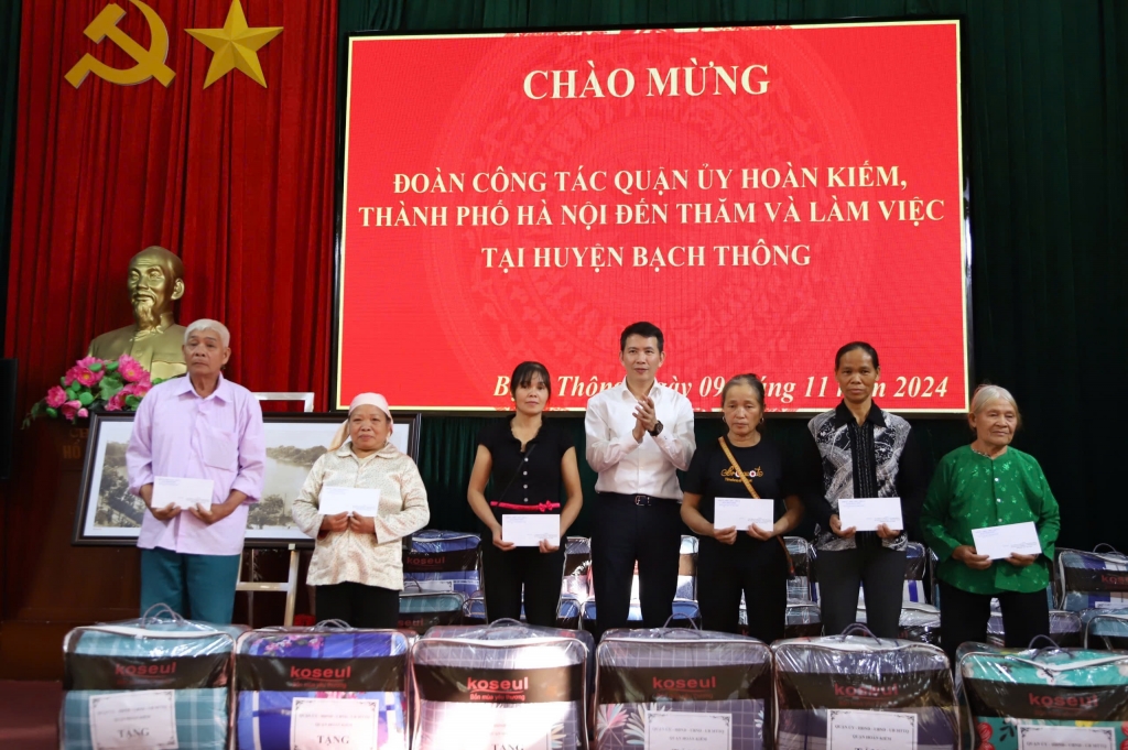 Phó Bí thư Quận ủy, Chủ tịch UBND quận Hoàn Kiếm Phạm Tuấn Long trao quà cho các gia đình người có công.