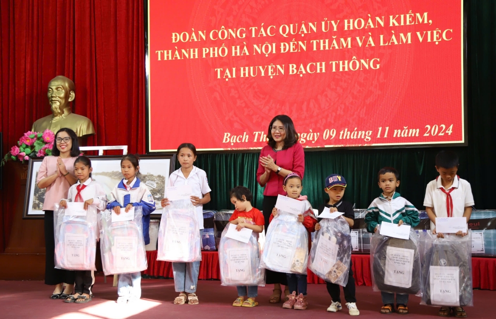 Trưởng Ban Dân vận Quận ủy Hoàn Kiếm Phạm Thị Thu Thủy và Trưởng Ban Tuyên giáo Quận ủy, Giám đốc Trung tâm Chính trị quận Hoàn Kiếm Phùng Phương Thảo trao quà cho các em học sinh có hoàn cảnh khó khăn.