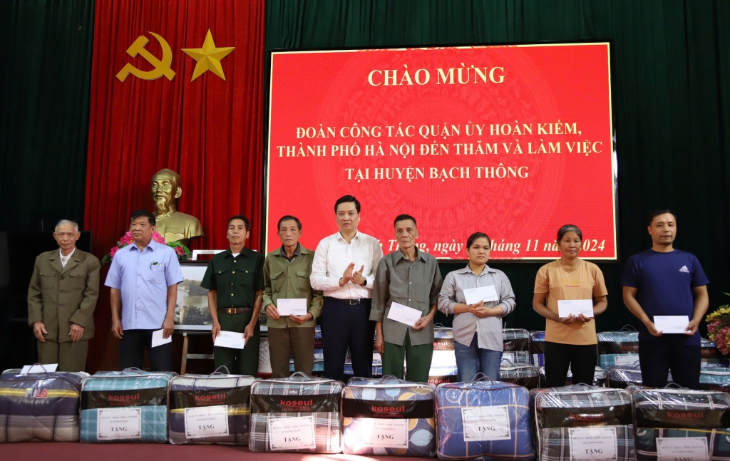 Phó Bí thư Thường trực Quận ủy Hoàn Kiếm Nguyễn Quốc Khánh trao quà cho gia đình người có công.