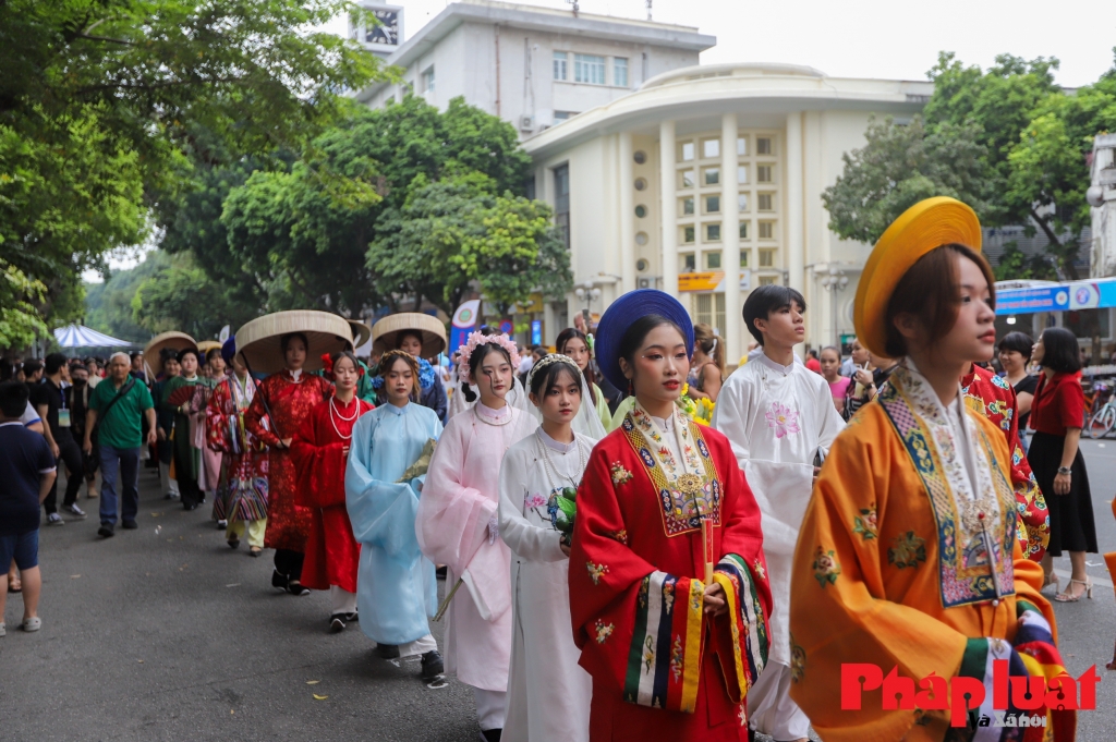 Phần trình diễn trang phục truyền thống trong Ngày hội Việt Phục “Bách Hoa Bộ Hành” năm 2023. Ảnh: Khánh Huy