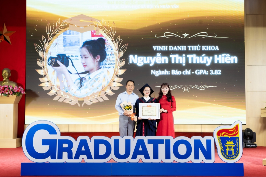 Thủ khoa Trường Đại học Khoa học Xã hội và Nhân văn Nguyễn Thị Thúy Hiển. Ảnh: NVCC