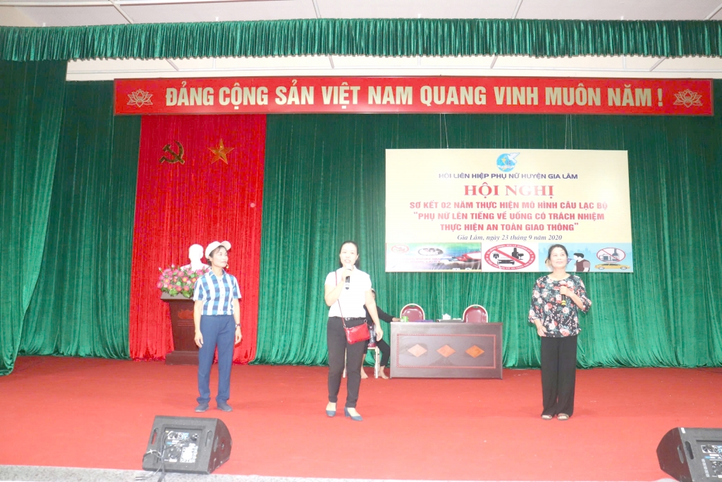 Mô hình “Phụ nữ lên tiếng uống có trách nhiệm thực hiện An toàn giao thông” của Hội Liên hiệp Phụ nữ huyện Gia Lâm, Hà Nội. Ảnh: NVCC