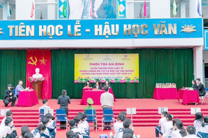 Tuyên truyền pháp luật qua mô hình “Phiên tòa giả định” cho học sinh tại Trường Trung học cơ sở Phú La, quận Hà Đông, Hà Nội. Ảnh: Bạch Dương 