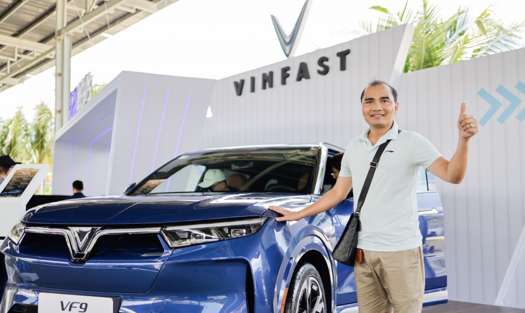 Chủ xe VinFast ngỡ ngàng với món quà 