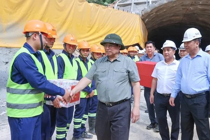 Thủ tướng Phạm Minh Chính cùng lãnh đạo tỉnh Lạng Sơn và Cao Bằng, doanh nghiệp dự án thăm, động viên, tặng quà cho công nhân thi công cao tốc Đồng Đăng Tr.