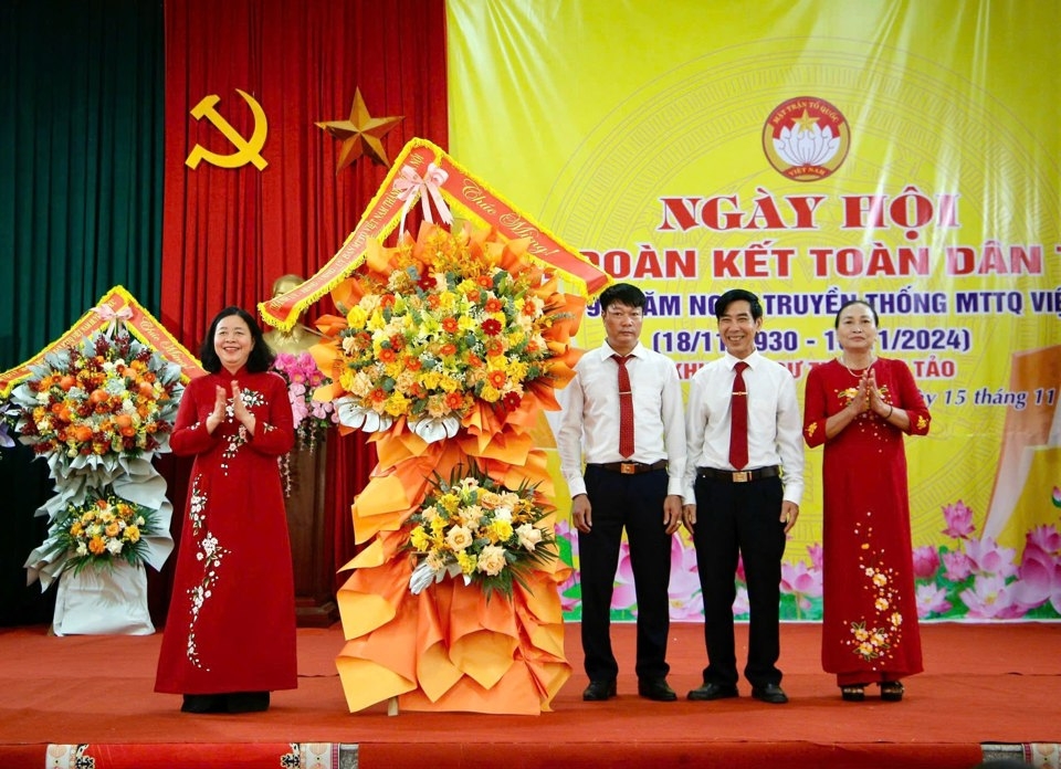 Bí thư Thành ủy Hà Nội Bùi Thị Minh Hoài tặng hoa, chúc mừng Ngày hội Đại đoàn kết toàn dân tộc tại thôn Lai Tảo, xã Bột Xuyên, huyện Mỹ Đức.