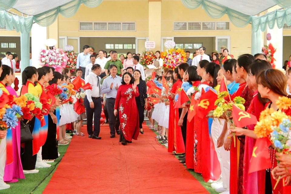 Bí thư Thành ủy Hà Nội Bùi Thị Minh Hoài tới chung vui Ngày hội Đại đoàn kết toàn dân tộc với người dân thôn Lai Tảo, xã Bột Xuyên, huyện Mỹ Đức. 