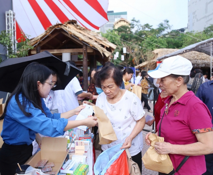 Khám sàng lọc bệnh mạn tính cho hơn 2.000 người dân trên địa bàn thành phố Hà Nội