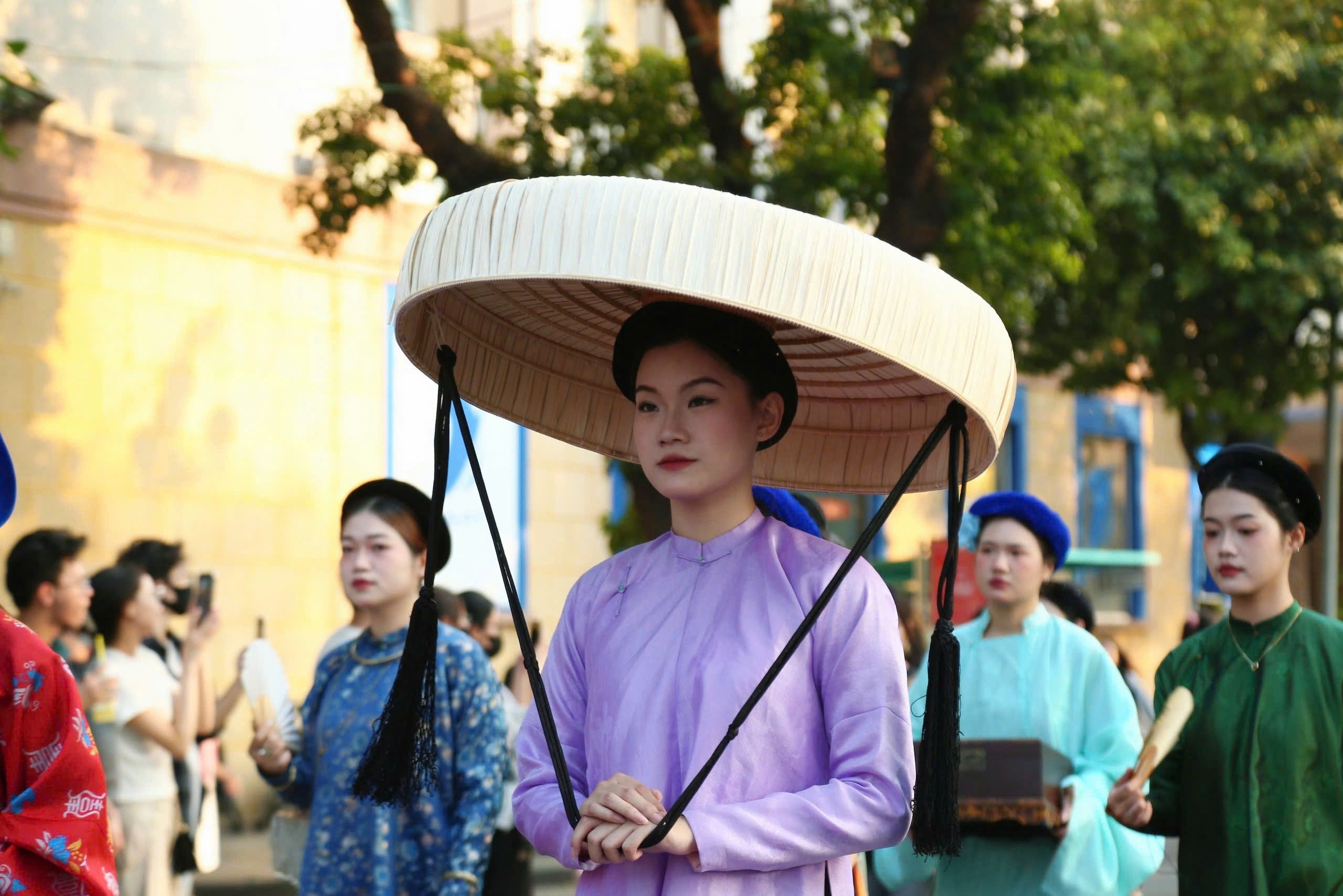 Hàng nghìn du khách hào hứng với trải nghiệm diễu hành cổ phục Việt trên tuyến di sản Thủ đô