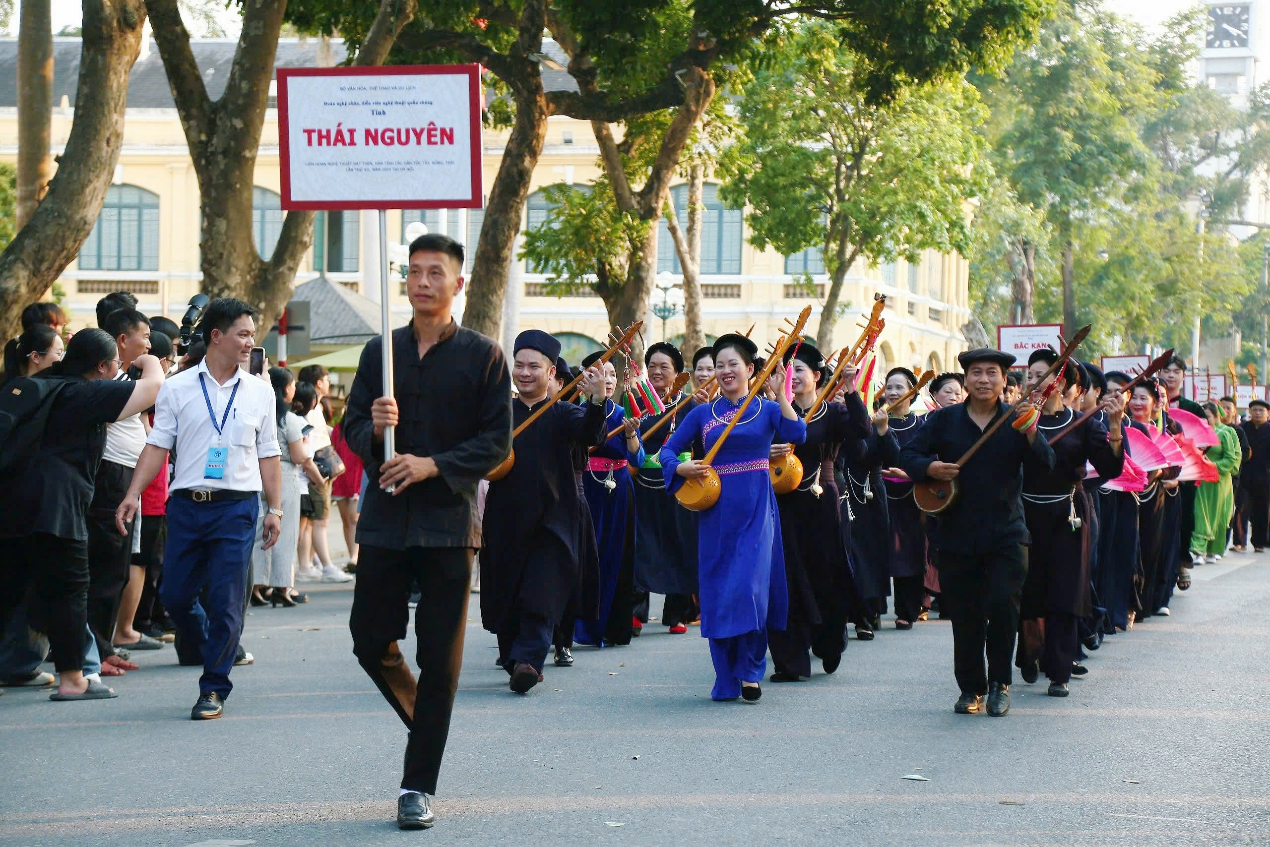 Hàng nghìn du khách hào hứng với trải nghiệm diễu hành cổ phục Việt trên tuyến di sản Thủ đô