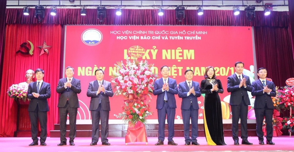 GS.TS Nguyễn Xuân Thắng tặng hoa chúc mừng Học viện Báo chí và Tuyên truyền.